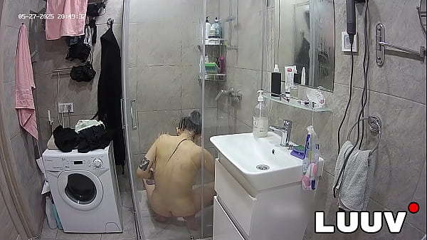 Tetovált lány zuhanyzás közben készül az esti műsorra