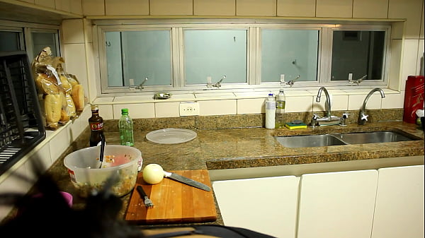 A esposa prepara o jantar e recebe uma massagem completa depois