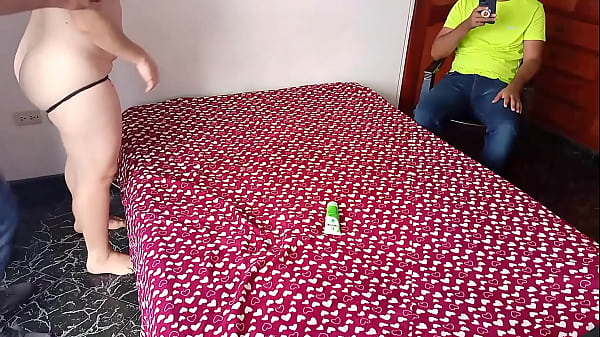 Masajista intenta follarme al frente de mi marido cuando esta distraido: comenzo por meterme los dedos y termino con toda su polla en mi coño mi esposo resilto ser un cornudo