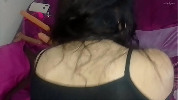 Enteada tímida vestida com bodynet most sua bunda enorme. Fazemos sexo vaginal. Ela chupa meu pau e eu gozo em seu rosto fofo. Ela geme muito e alto. Ela tem cabelos longos e ondulados. Ela está aprendendo a agdar o padsto.