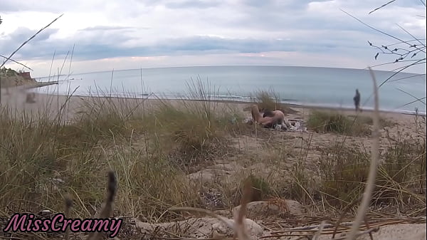 Professora de francês Safada Boquete Amadora em Praia de Nudismo em público com Estranho com Gozada - MissCreamy