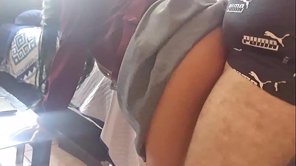 joven latina de escuela pública sólo espera salir de clases para que le metan la verga. Casero real con compañero de escuela. Cogiendo bajo la falda del uniforme