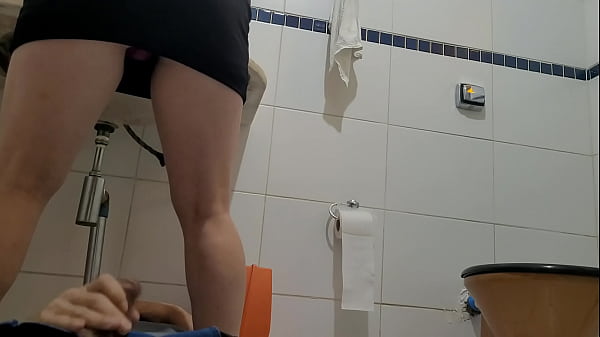 atendi o encanador de vestido só para ver se teria o pau dele