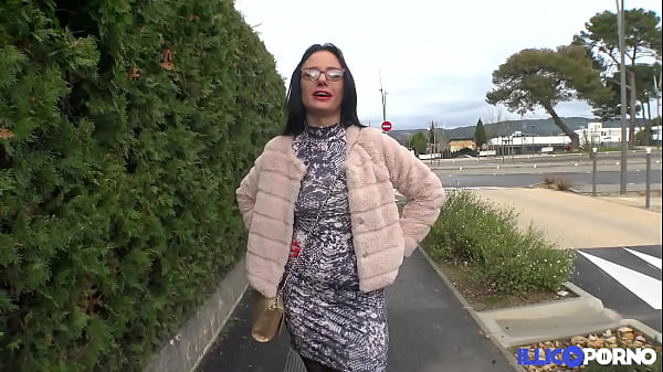 Angelina, brunette chaude, se dévergonde avec une bite bien dure