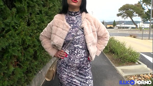 Angelina, brunette chaude, se dévergonde avec une bite bien dure