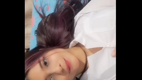 Depois de uma massagem gostosa, uma morena ganha uma boa foda ( CASERO REAL)