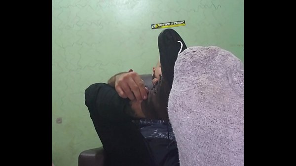 tirando a botina depois do trampo chulezao gostoso aqui gay [ Duration: 02:14 ]