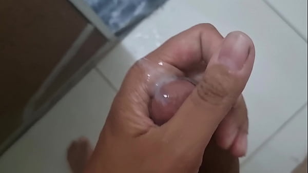 Batendo punheta e gozando