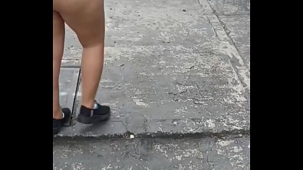 Esposa exibicionista provocando na oficina