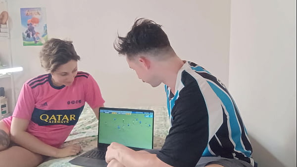 Meu time de futebol perdeu, ela ganhou a aposta e teve que comer meu pau