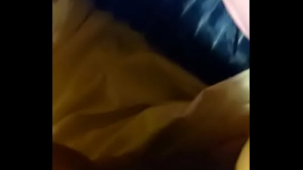 Amiga curtindo com brinquedo, geme rico