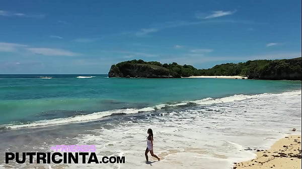 Horny Asian Babe Putri Cinta get fucked on a beach