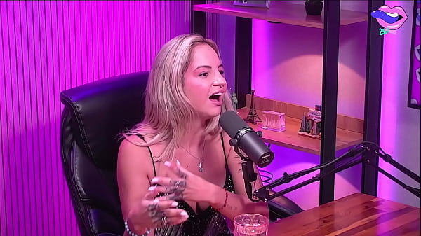 A loirinha peladinha no estudio