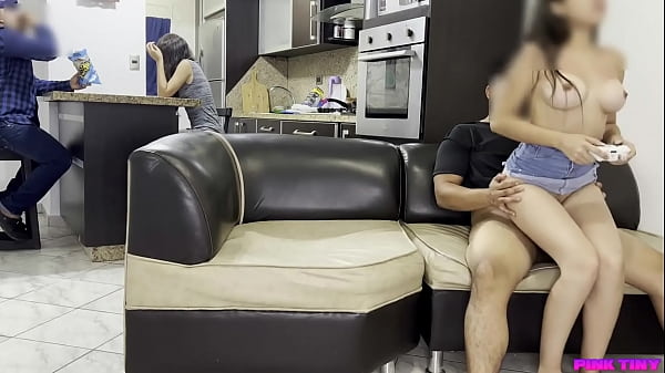 Manoseando a mi Sobrina Mientras juega Sentada en mis Piernas a escondida de la Familia