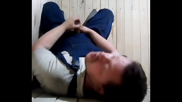 Vídeo completo: Homem gay com o menor pênis do mundo se masturba e goza na cara!