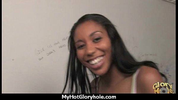 Ebony in de Gloryhole: Suck de Sappige Witte Poot