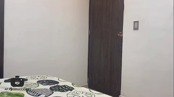 Descubro a mi timida hermanastra jugando con mis bóxeres y termino cogiendo rico con ella. H.L.