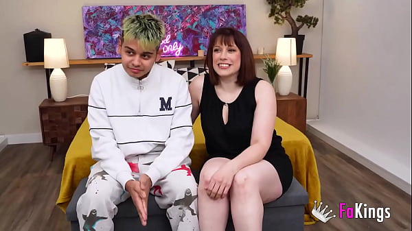 Dús formájú érett nő fiatal fiút vezet be a szerelembe