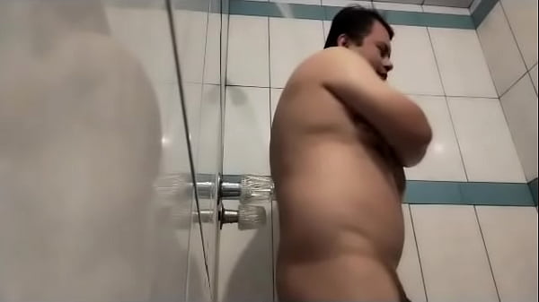 Baño a mi novio, en premio a su esfuerzo le doy una buena cogida de perrito y una exprimida de semen a su polla