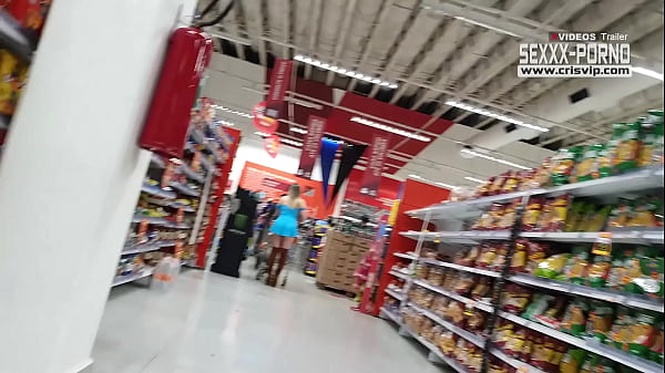 Loira gostosa sem calcinha no supermercado