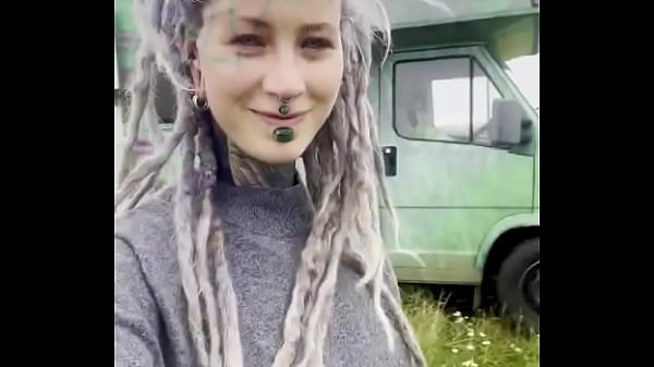 Sou eu, uma garota hippie na frente do meu trailer nas deslumbrantes Terras Altas da Escócia! As vibrações do inverno podem ser intensas, ...