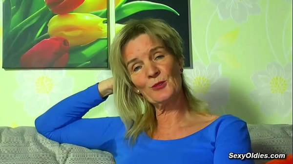 Vovó alemã em lingerie se masturba