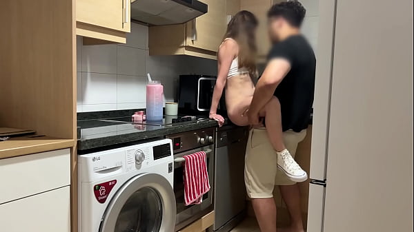 Mientras hablo por telefono con mi novio , mi padrastro me come el coño y me folla bien duro hasta se corre dentro creampie