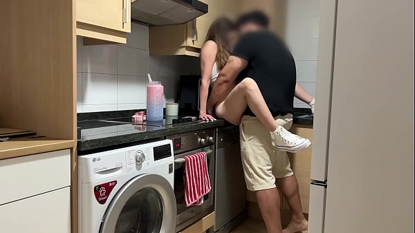 Mientras hablo por telefono con mi novio , mi padrastro me come el coño y me folla bien duro hasta se corre dentro creampie