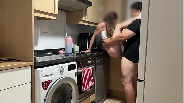 Mientras hablo por telefono con mi novio , mi padrastro me come el coño y me folla bien duro hasta se corre dentro creampie