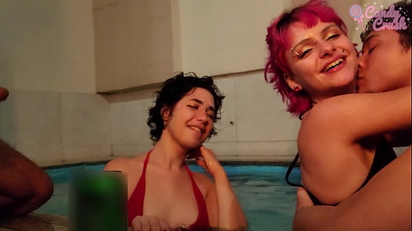 Orgia com jovens safadas na festa da piscina