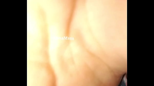 Dús keblű kolumbiai lány izgatottan játszik