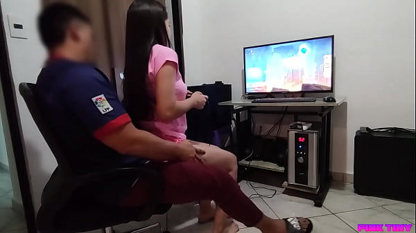 Si mi Prima quiere Juga en mi Pc Tiene que Hacerlo Sentada en mis Piernas - Mi Primo Pervertido me Engaño