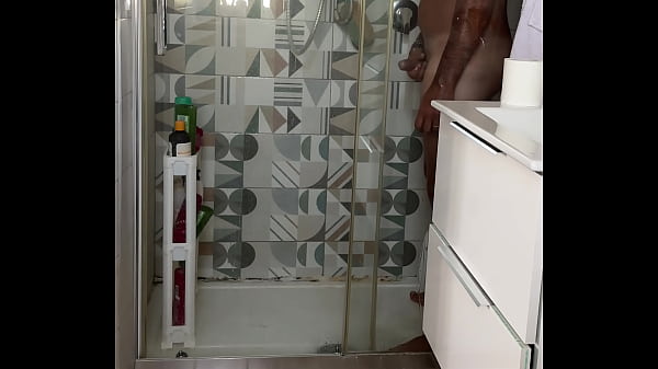 Beccato a masturbarsi in doccia con sborrata forte e orgasmo reale – spiato