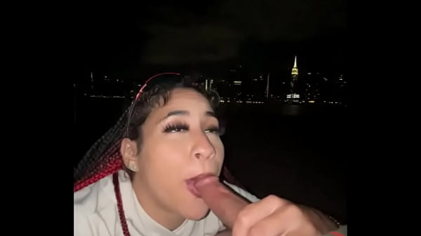 Chupou o pau de um estranho no cais