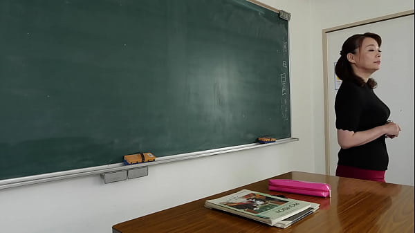 声が出せない絶頂授業で10倍濡れる人妻教師　佐倉由美子