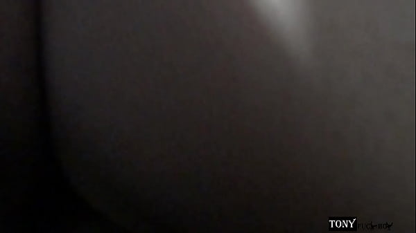 Fuí a vicitar a mi novia y no estaba pero encontré a mi suegra desnuda tomando una siesta, hacía mucha calor, Decidi grabarla pero no me aguanté las ganas y me la cogí, para cuando despertó ya se la ha