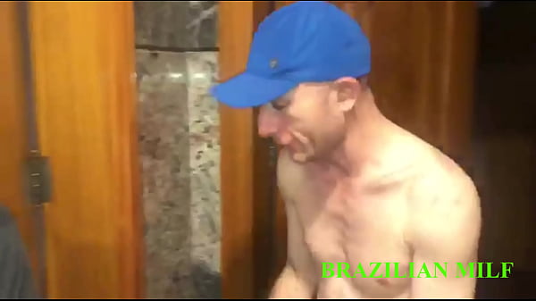 O negão corno chama o seu vizinho para foder o cu de sua esposa junto com ele (VIDEO COMPLETO NO RED/SHEER)