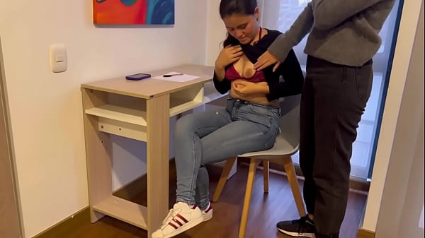 Quiero follarme a la niñera, me tiene caliente el coño!!