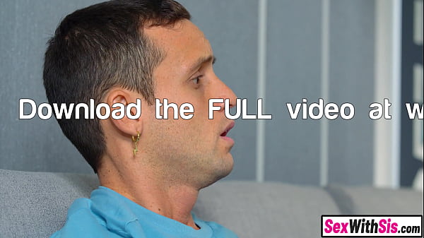 Nagy cicis testvér kényszeríti a fiút, hogy nyalja ki és dugja meg