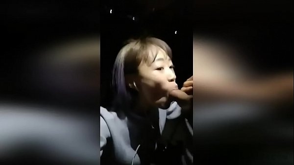 Chinese teen girlfriend sucks a cock and fucks on the streets at night
