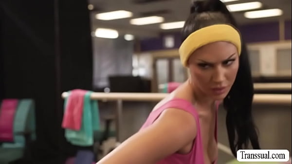 Sacanagem TS fode amigo de academia e cavalga pau de treinador