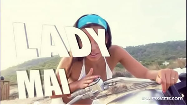 Lady Mai e Vanessa trocam esperma depois de uma foda hardcore quarteto