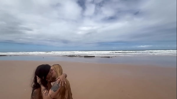 Fui na praia de nudismo tomar banho de mar e acabei tomando banho de porra