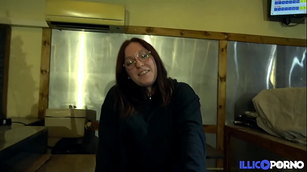 Lily, 19 ans et coquine, se dévergonde pour une bonne baise