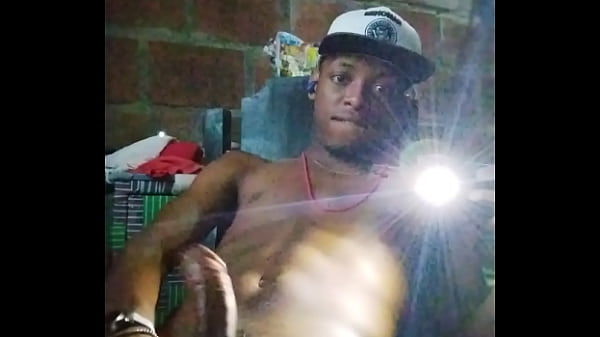 Na sala com uma lanterna