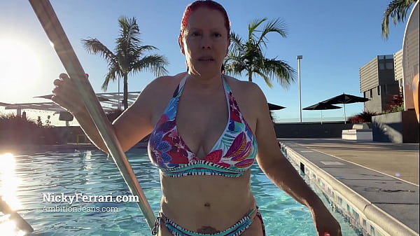 Nicky Ferrari Me gusta refrescarme en la alberca.