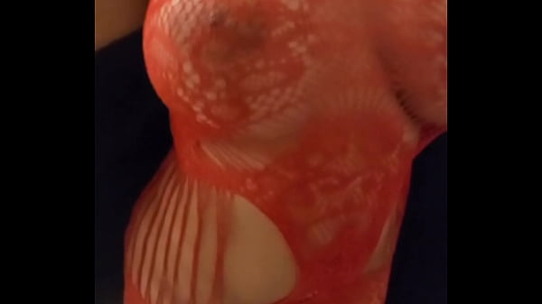 Puta latina en lencería roja se pone en cuatro y Entrego su coño