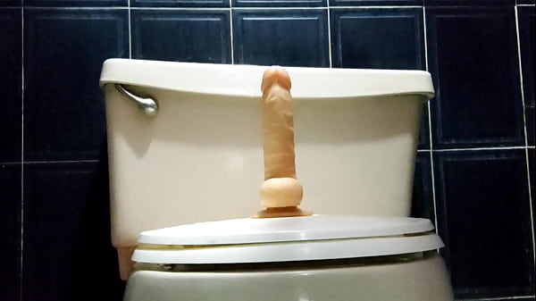 Montando mi dildo antes de darme una ducha