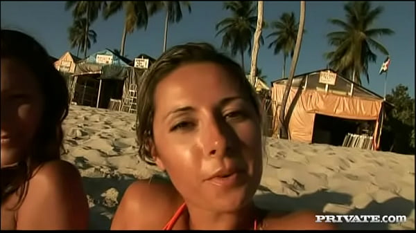 Daria Glower senta em um pau gordo durante sexo anal enquanto se masturba