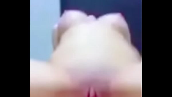 Un étranger me baise le cul dans les WC d'un bar
